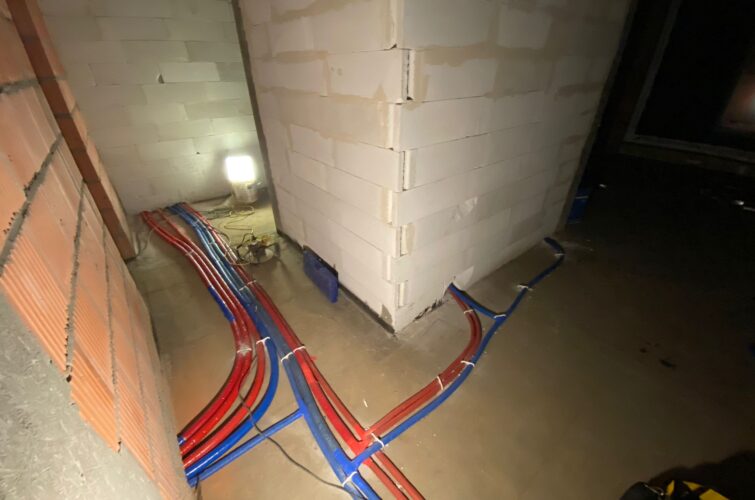 Fotografia z przebiegu prac instalacyjnych firmy Ogrzewaj z Pompą